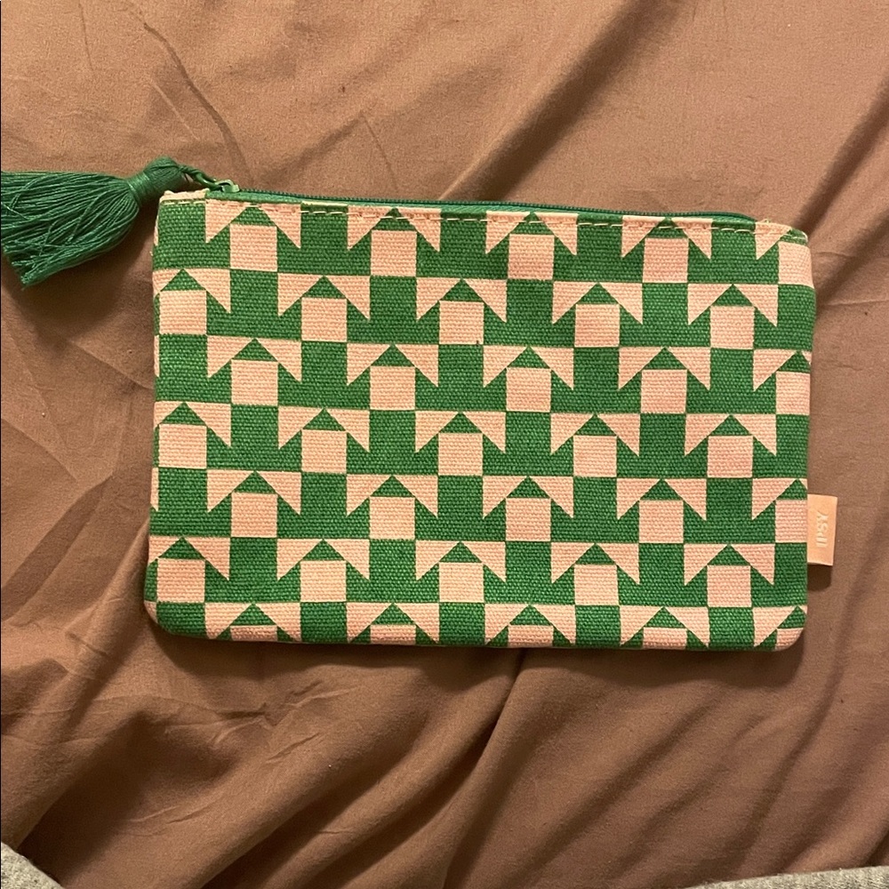IPSY Green and Cream Geometric Clutch